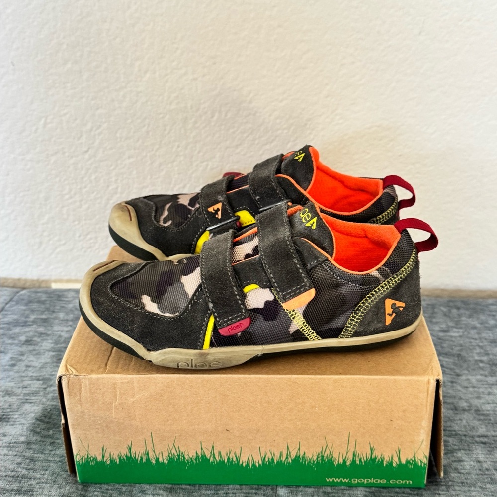 PLAE TY RAVEN/CAMO Shoes Sneakers - Little Boys - Size 1 (USED)